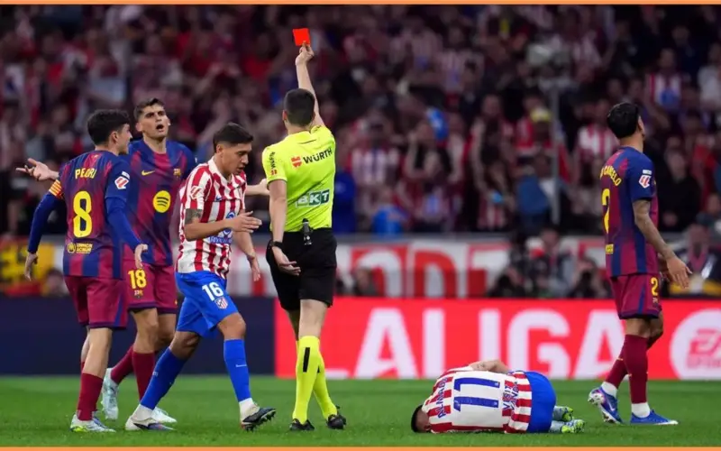 خبير تحكيمي سابق: طرد جيرارد مارتن أمام أتلتيكو مدريد أفضل مثال على ما يجب أن تكون عليه البطاقة الحمراء